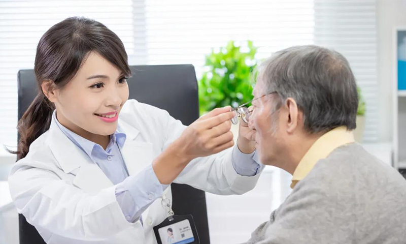 剛進入40歲，你能接受戴老花鏡嗎？