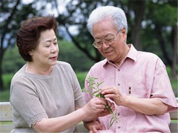 老花鏡科普：老人該如何緩解老花眼？